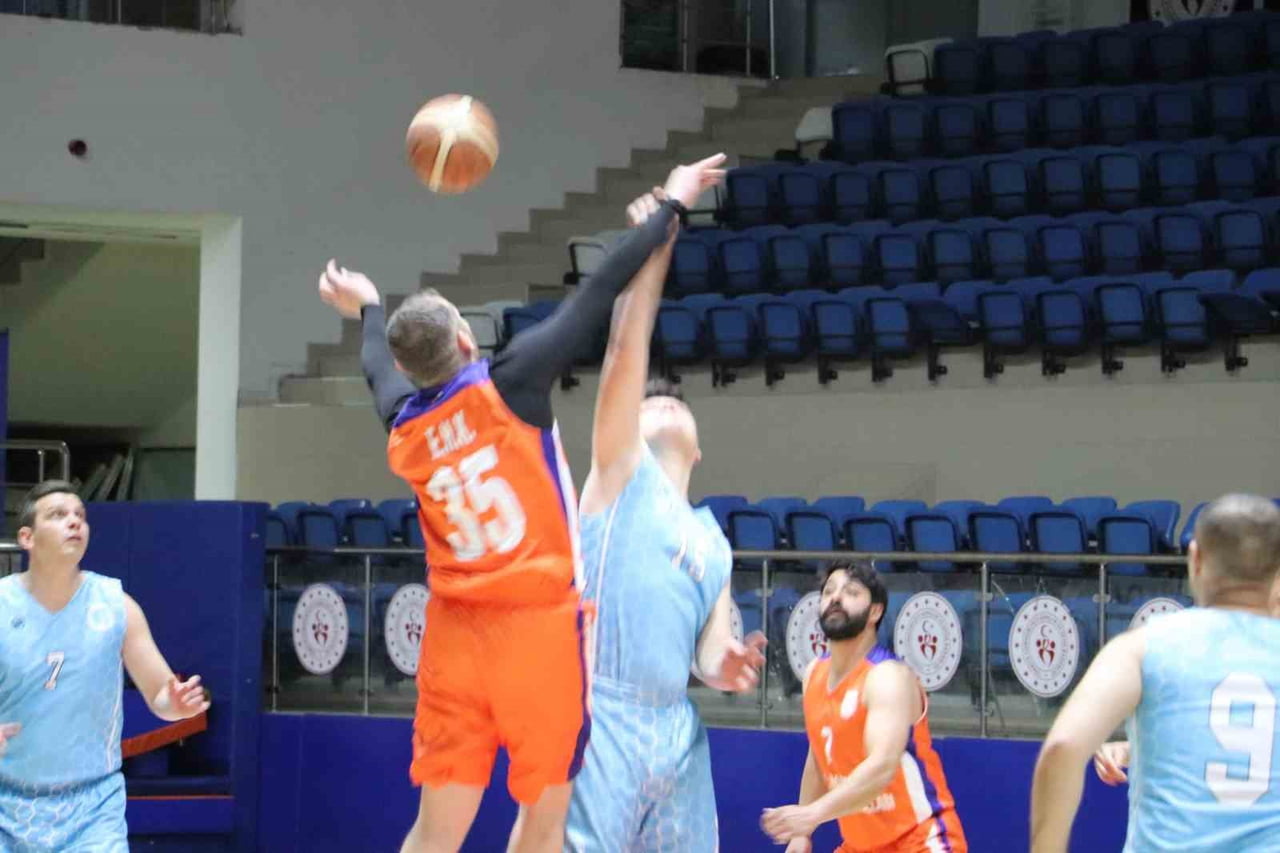 HAKKÂRİ SPOR SALONU’NDA START ALAN KURUMLAR ARASI BASKETBOL MÜSABAKALARI, 7 KURUMUN KATILIMIYLA 2...