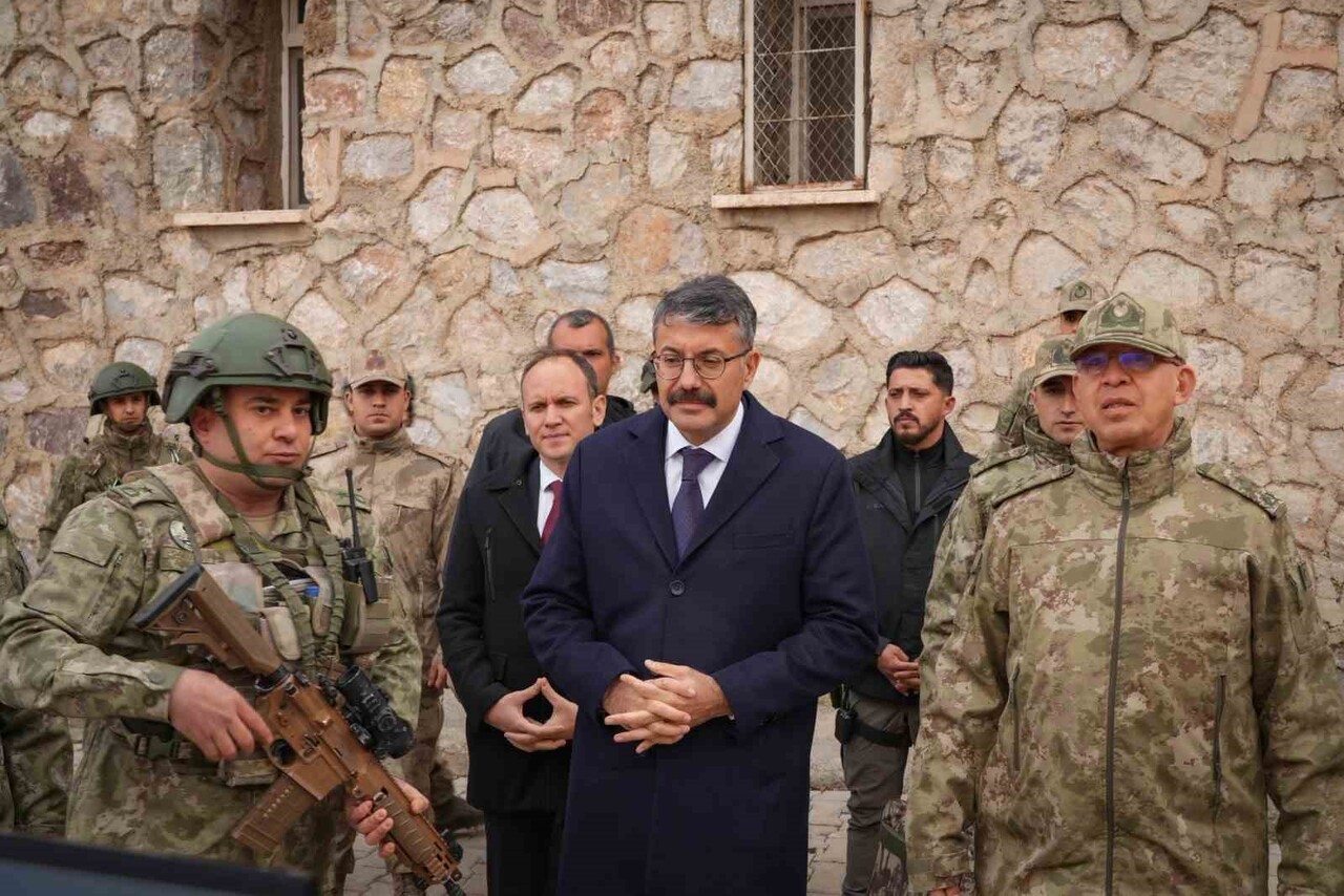 HAKKÂRİ VALİSİ ALİ ÇELİK, 2. ORDU KOMUTANI KORGENERAL ZORLU TOPALOĞLU, 3. PİYADE TÜMEN KOMUTANI...