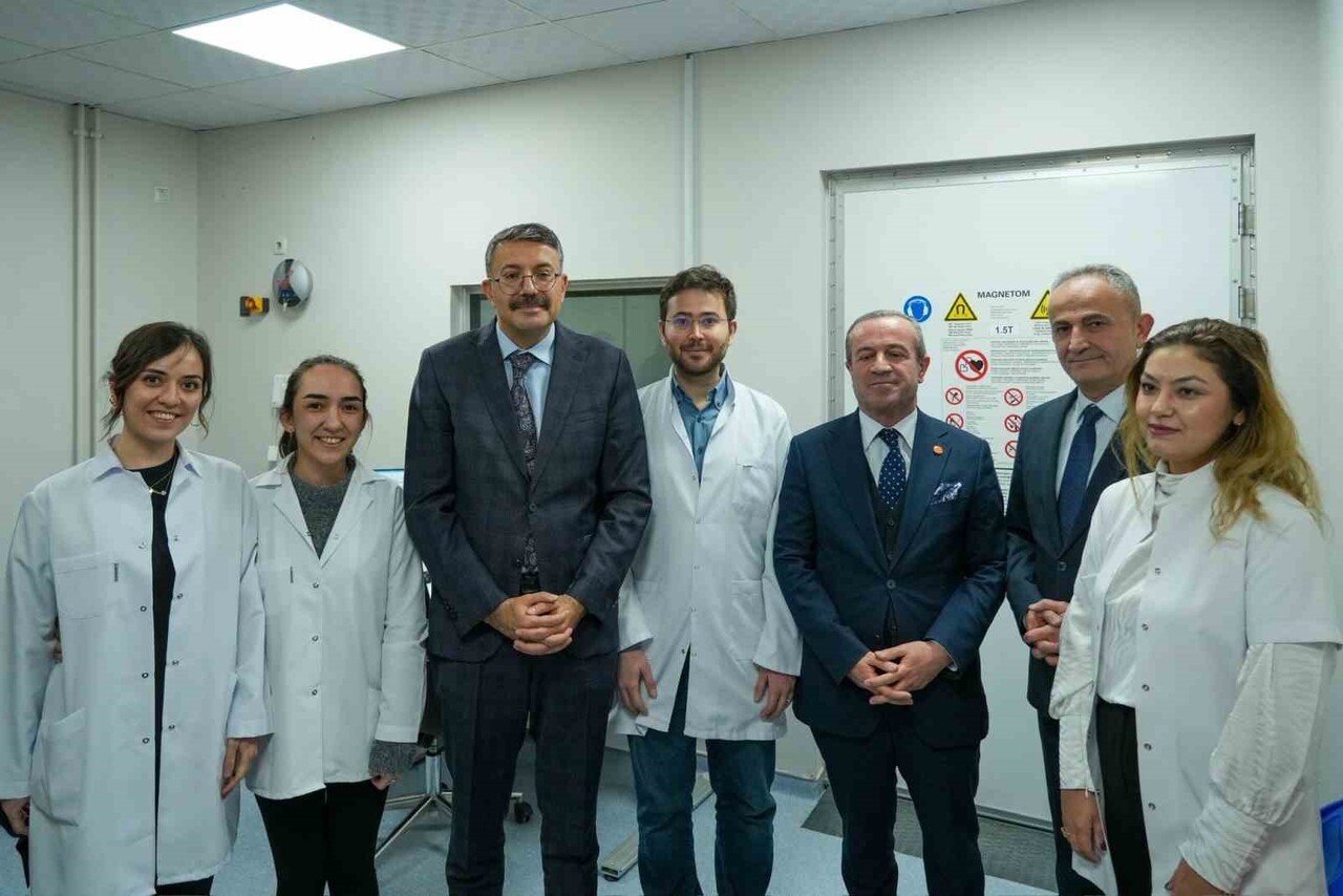 HAKKARİ VALİSİ ALİ ÇELİK, BERABERİNDEKİLERLE HASTANEYİ ZİYARET EDEREK, MEVCUT ALTYAPISI İLE...