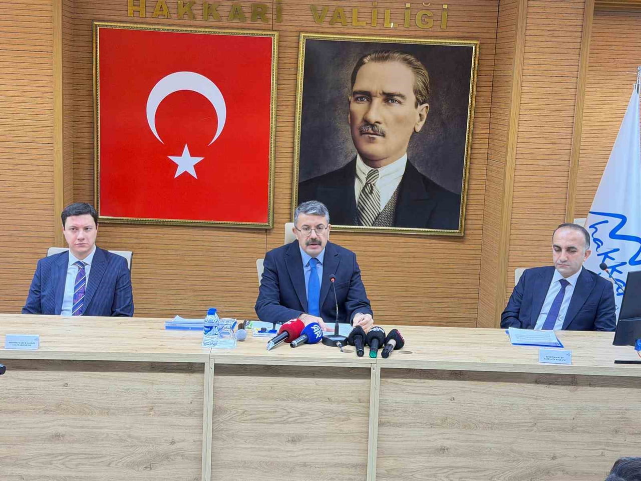 HAKKARİ VALİSİ ALİ ÇELİK, KENT GENELİNDE BAŞLATILAN KAN BAĞIŞI KAMPANYASINA DESTEK ÇAĞRISINDA...