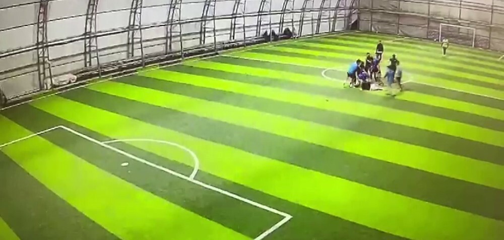 HALI SAHADAKİ TEKME TOKATLI KAVGA KAMERAYA YANSIDI