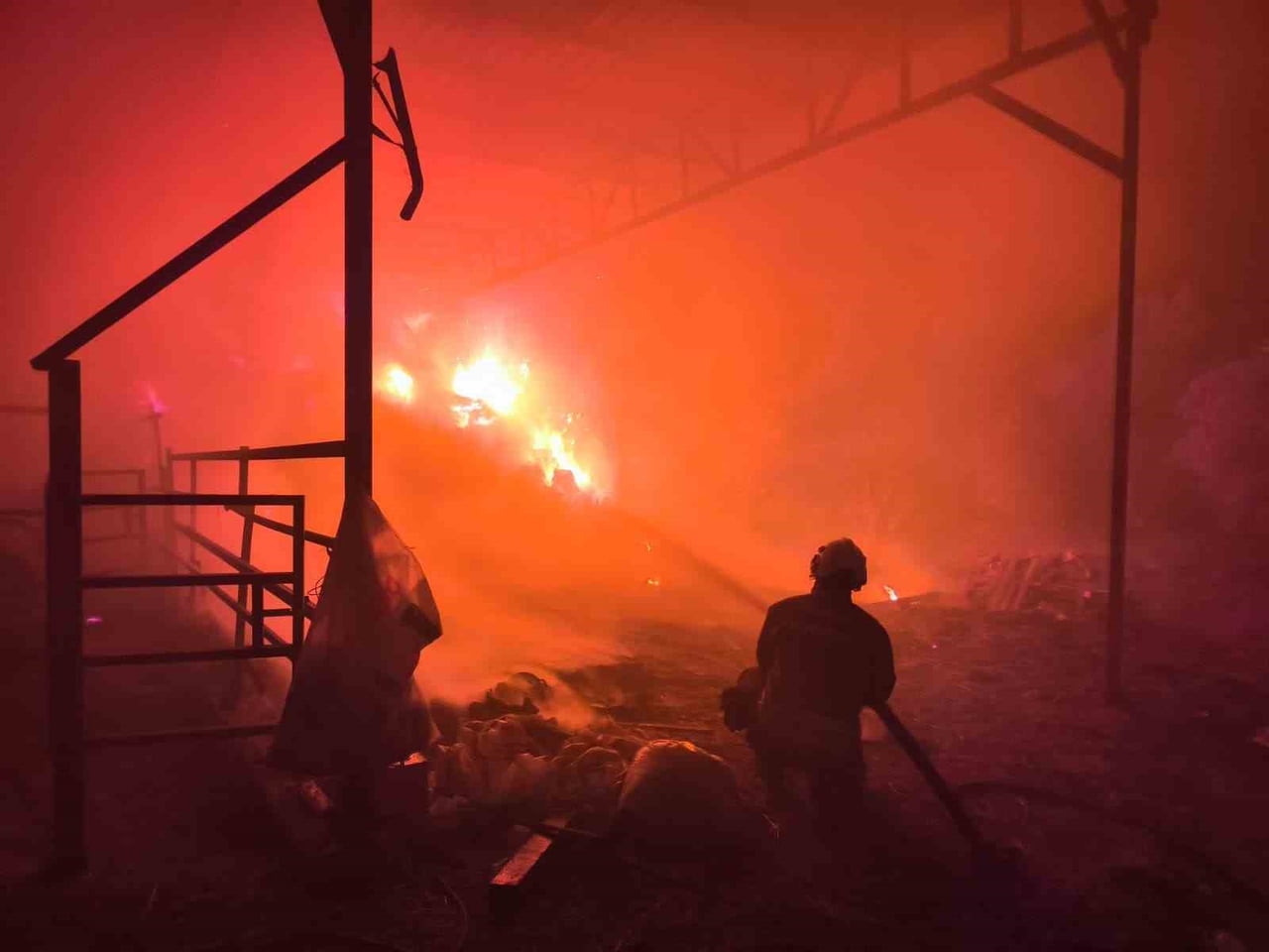 HATAY'DA 100 BÜYÜKBAŞ HAYVANIN BULUNDUĞU ÇİFTLİĞİN SAMANLIK KISMINDA ÇIKAN YANGIN, İTFAİYE...