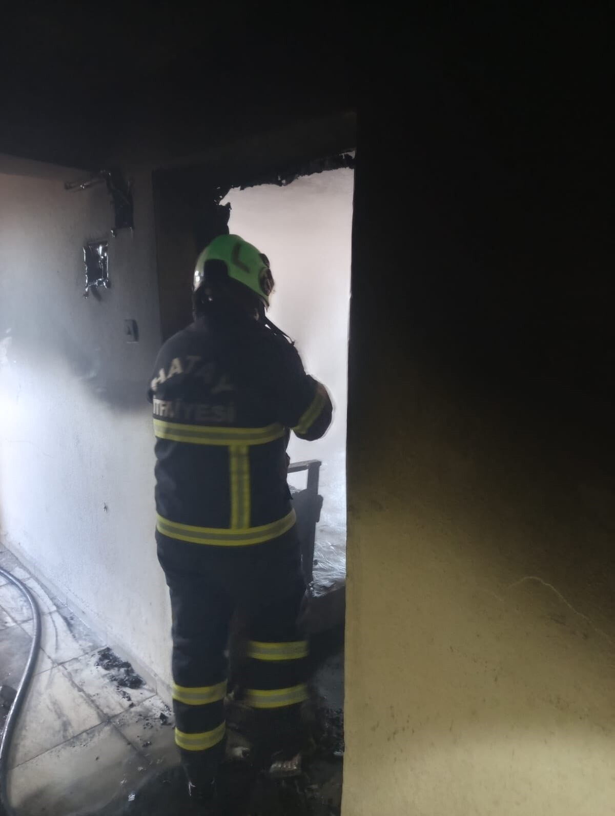 HATAY'DA ALEVLERE TESLİM OLARAK YANAN EV KULLANILMAZ HALE GELDİ.