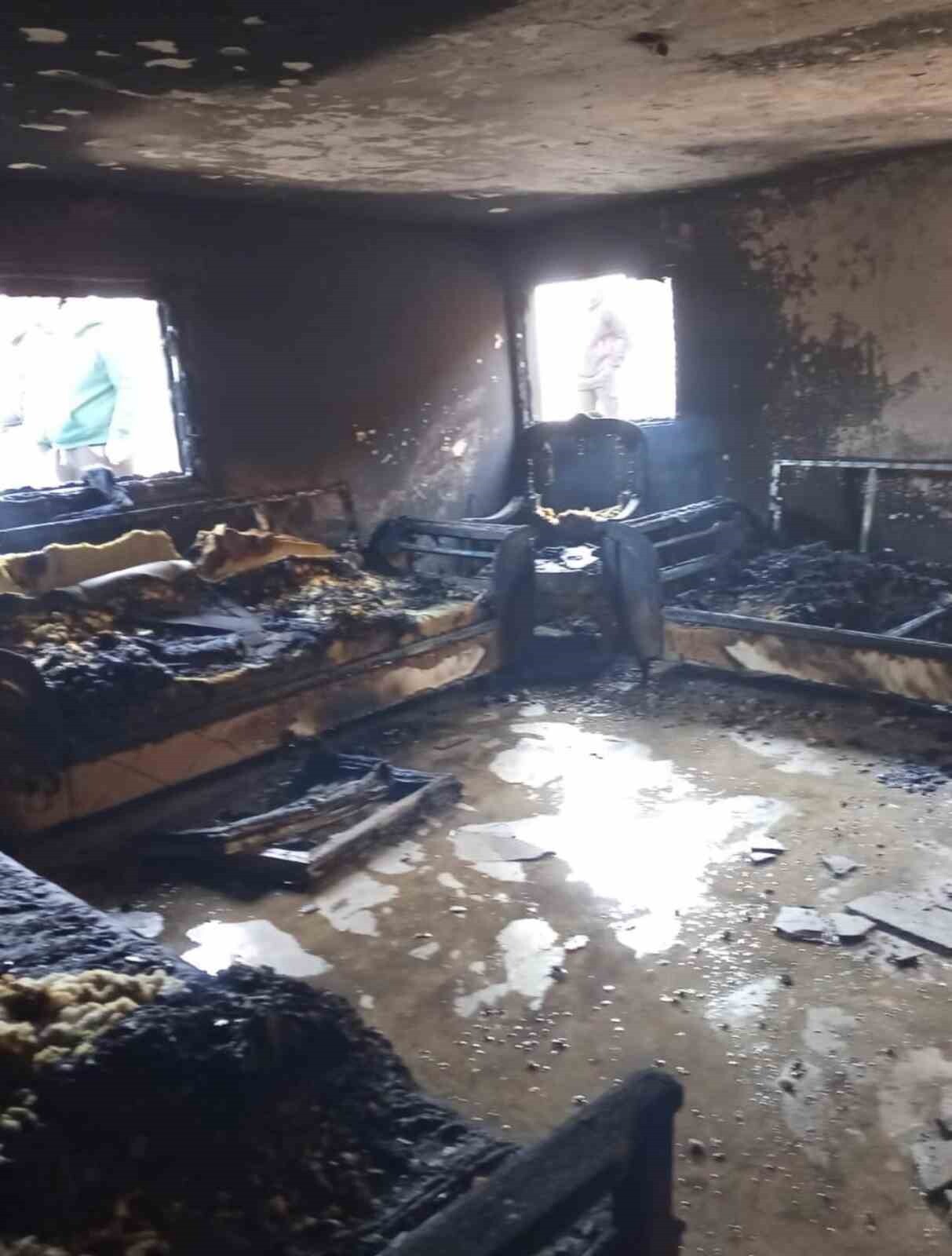 HATAY'DA ALEVLERE TESLİM OLARAK YANAN EV KULLANILMAZ HALE GELDİ.