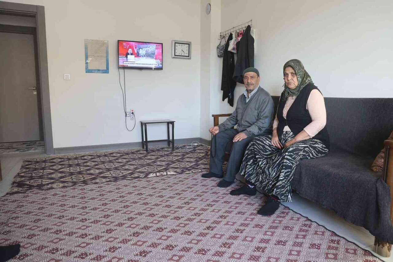 HATAY'DA DEPREMİN YARALARININ SARILMASIYLA SICAK YUVASINA KAVUŞAN AFETZEDE MUSTAFA KARADENİZ, DEM...