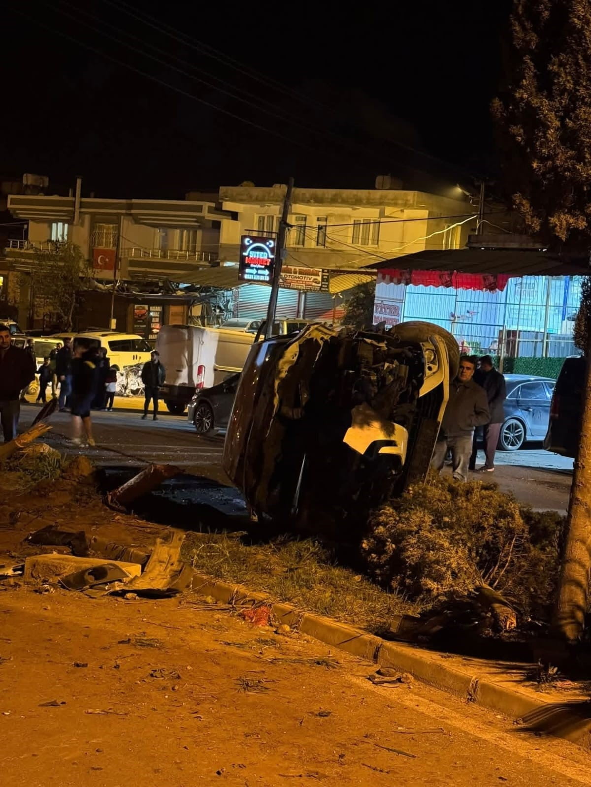 HATAY'DA DÖNÜŞ YAPMAK İSTEYEN TOFAŞ İLE ÇARPIŞAN OTOMOBİLİN TAKLA ATTIĞI ANLAR KAMERAYA...