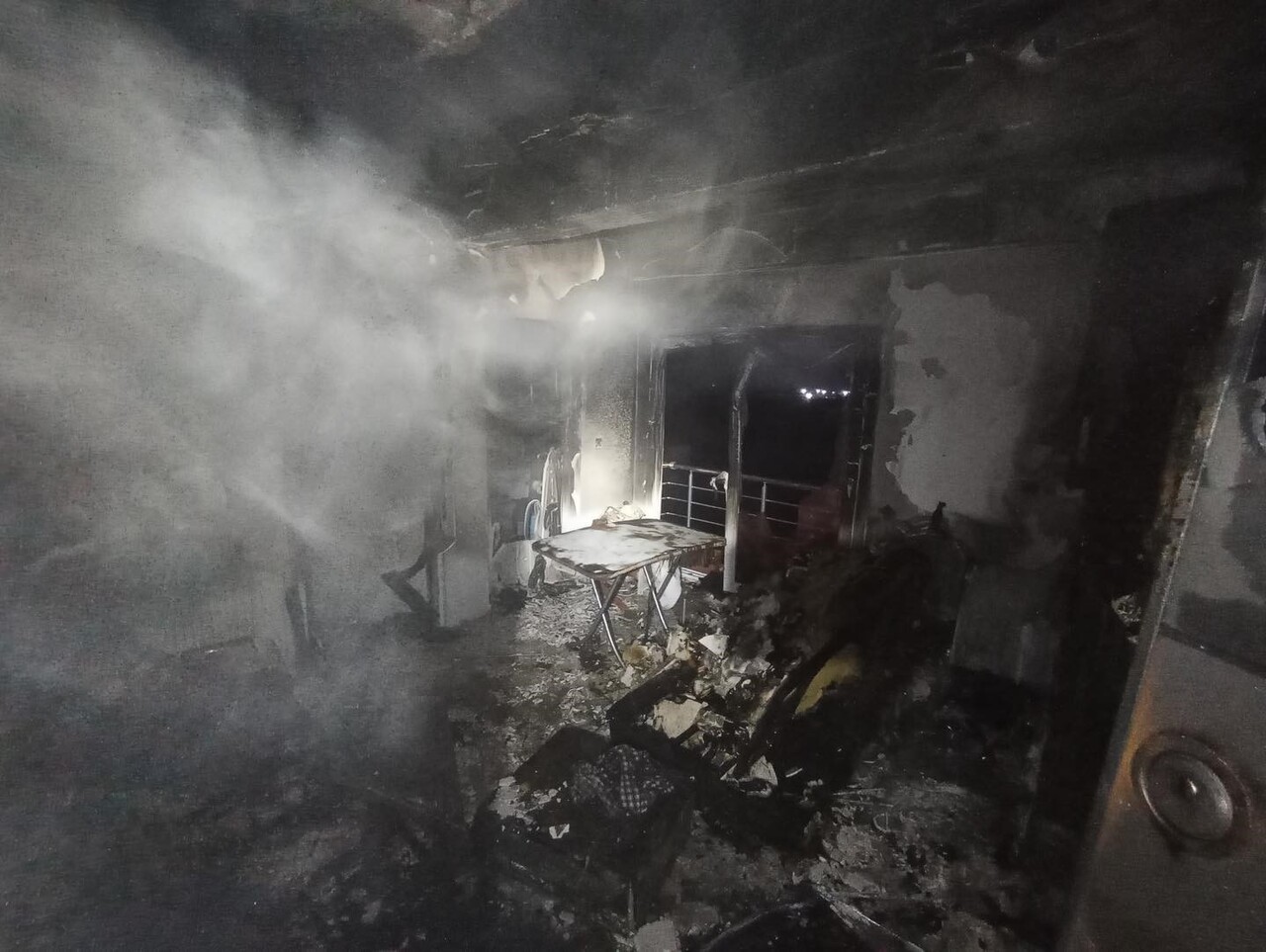 HATAY'DA ELEKTRİK KONTAĞINDAN ÇIKAN YANGINDA ALEVLERE TESLİM OLARAK YANAN EV KULLANILMAZ HALE...