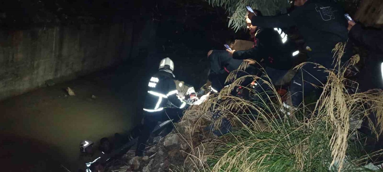 HATAY'DA GECE SAATLERİNDE SU KANALINDA DÜŞEN ŞAHIS İTFAİYE EKİPLERİ TARAFINDAN KURTARILDI.