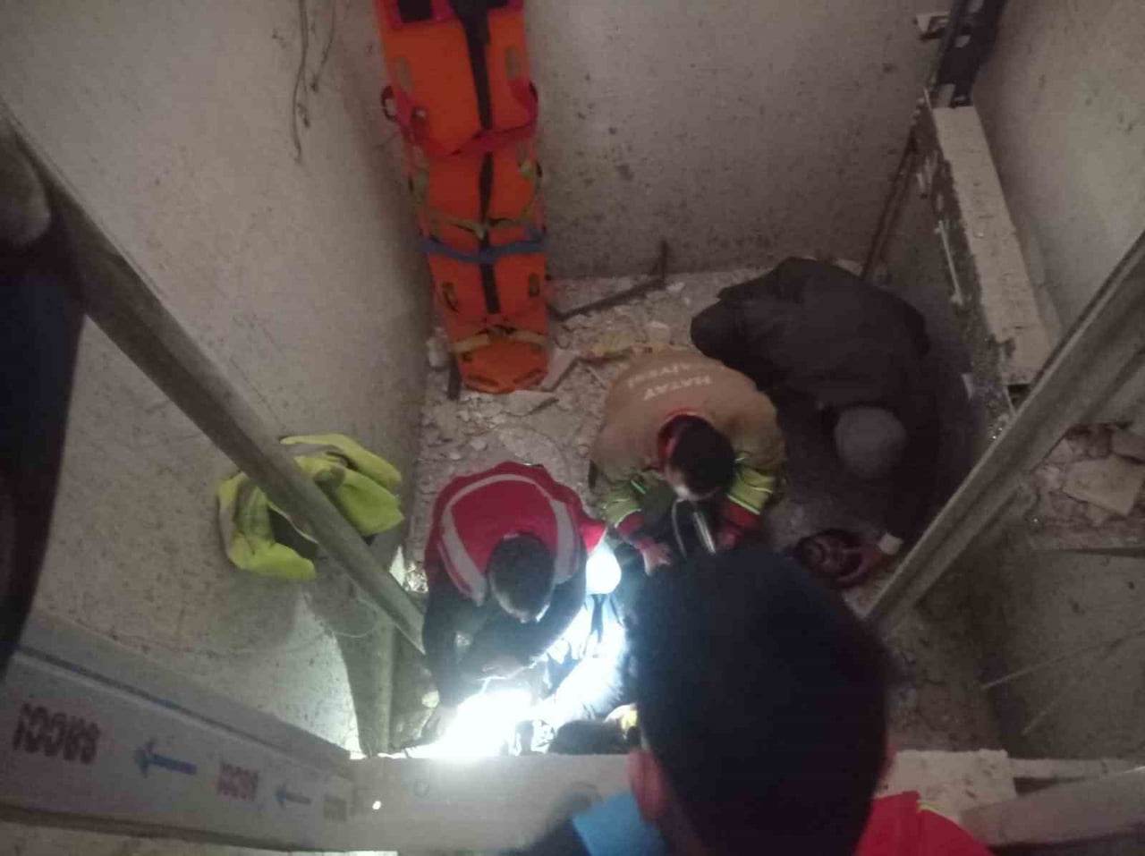 HATAY'DA İNŞAAT HALİNDEKİ BİNADA ASANSÖR BOŞLUĞUNA DÜŞEN İŞÇİ YARALANDI.