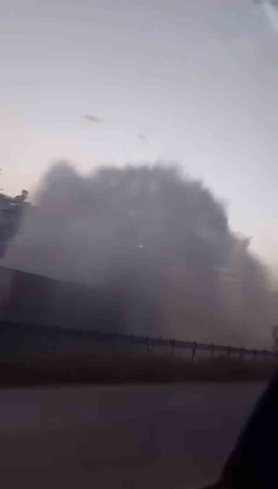 HATAY'DA KANALİZASYON YAPIM İŞİ ESNASINDA İŞ MAKİNESİNİN TEMAS ETTİĞİ ANA SU HATTINDAN HAVAYA...