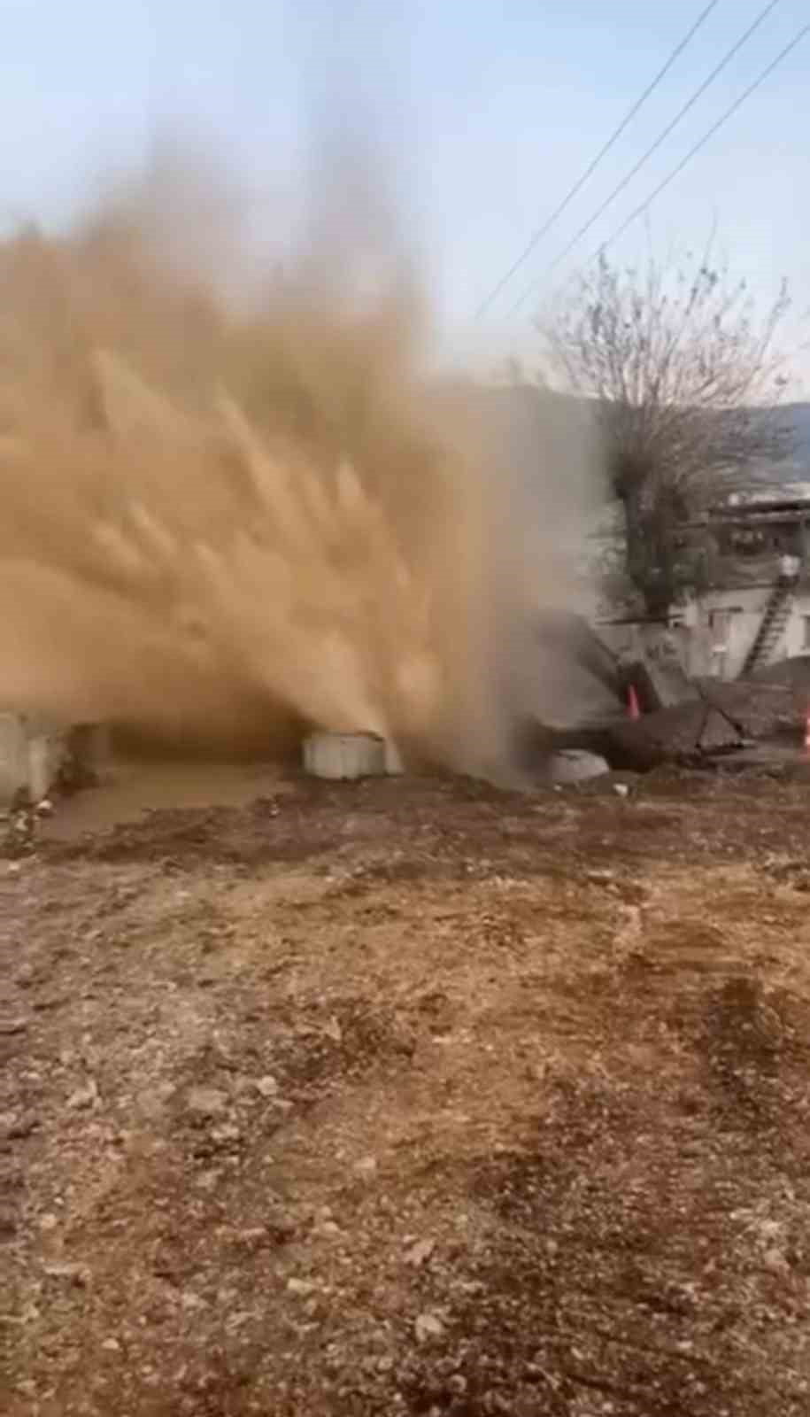 HATAY'DA KANALİZASYON YAPIM İŞİ ESNASINDA İŞ MAKİNESİNİN TEMAS ETTİĞİ ANA SU HATTINDAN HAVAYA...