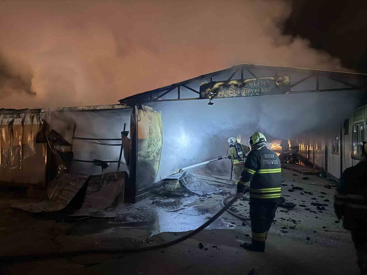 HATAY'DA KONTEYNER KENT İÇERİSİNDE BULUNAN VE ÖĞRENCİLERE EĞİTİM VERİLEN 6 KONTEYNER YANARAK...
