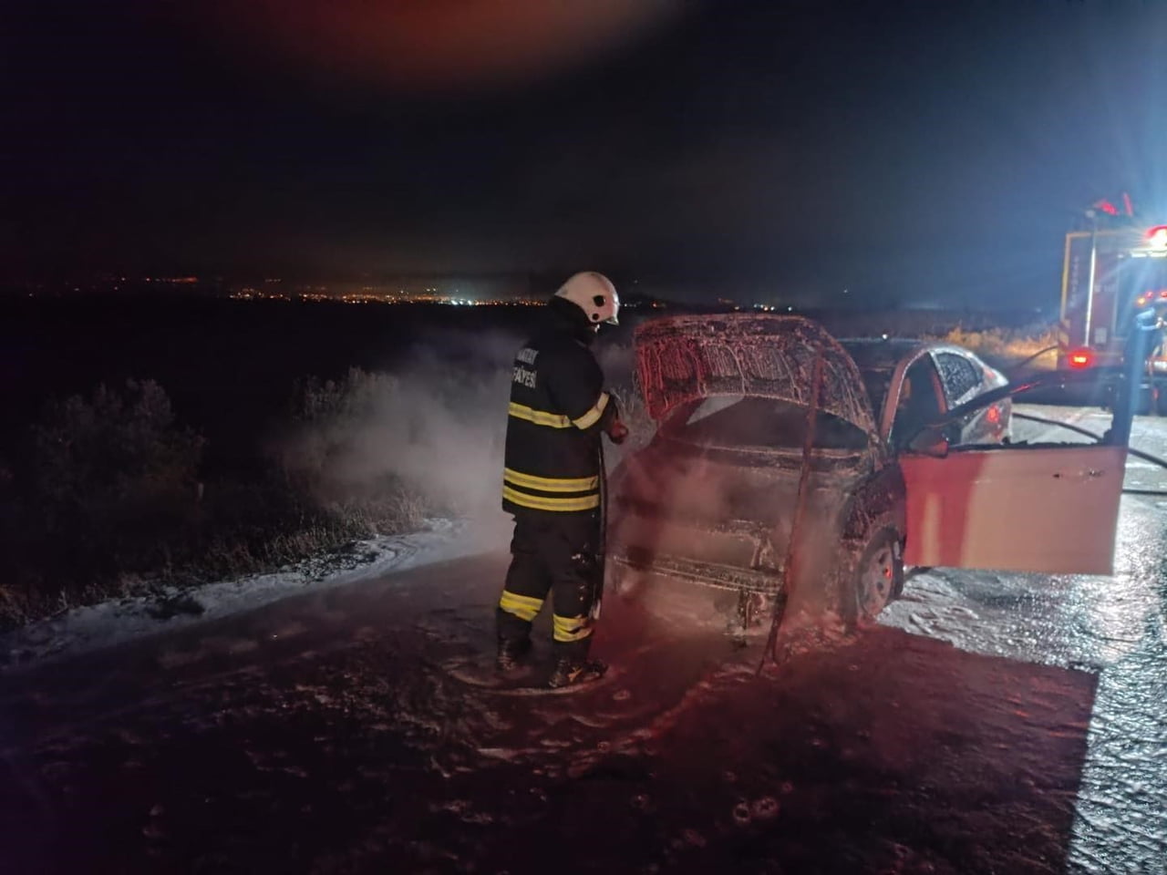 HATAY'DA SEYİR HALİNDEYKEN ALEVLERE TESLİM OLAN OTOMOBİL YANARAK KULLANILMAZ HALE GELDİ.