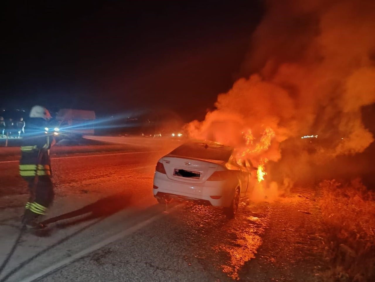 HATAY'DA SEYİR HALİNDEYKEN ALEVLERE TESLİM OLAN OTOMOBİL YANARAK KULLANILMAZ HALE GELDİ.