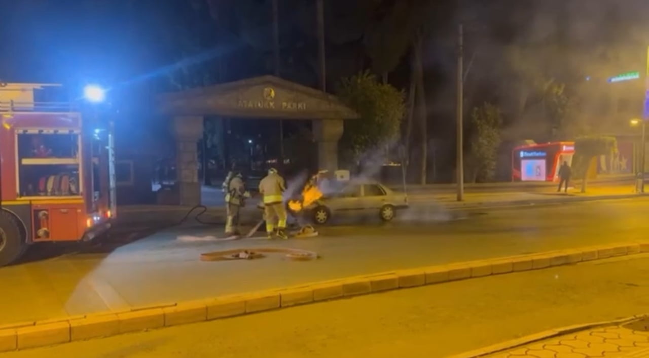 HATAY'DA SEYİR HALİNDEYKEN YANMAYA BAŞLAYAN OTOMOBİL ALEVLERE TESLİM OLDU.