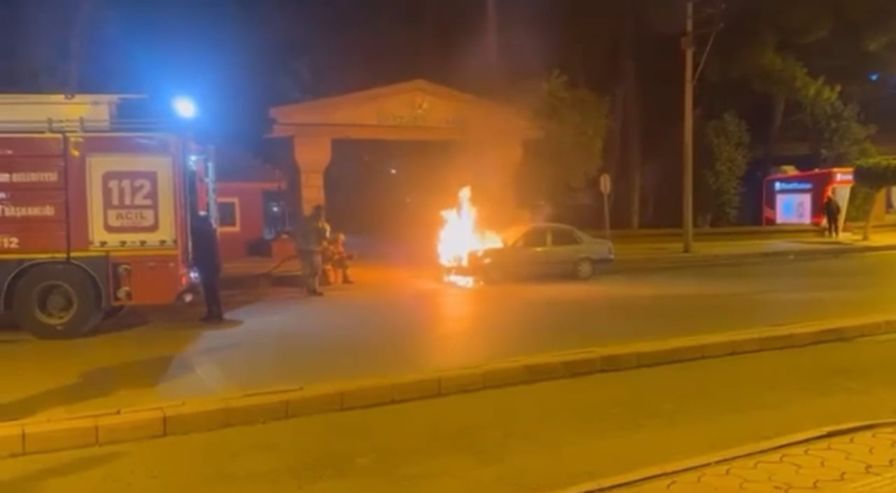 HATAY'DA SEYİR HALİNDEYKEN YANMAYA BAŞLAYAN OTOMOBİL ALEVLERE TESLİM OLDU.