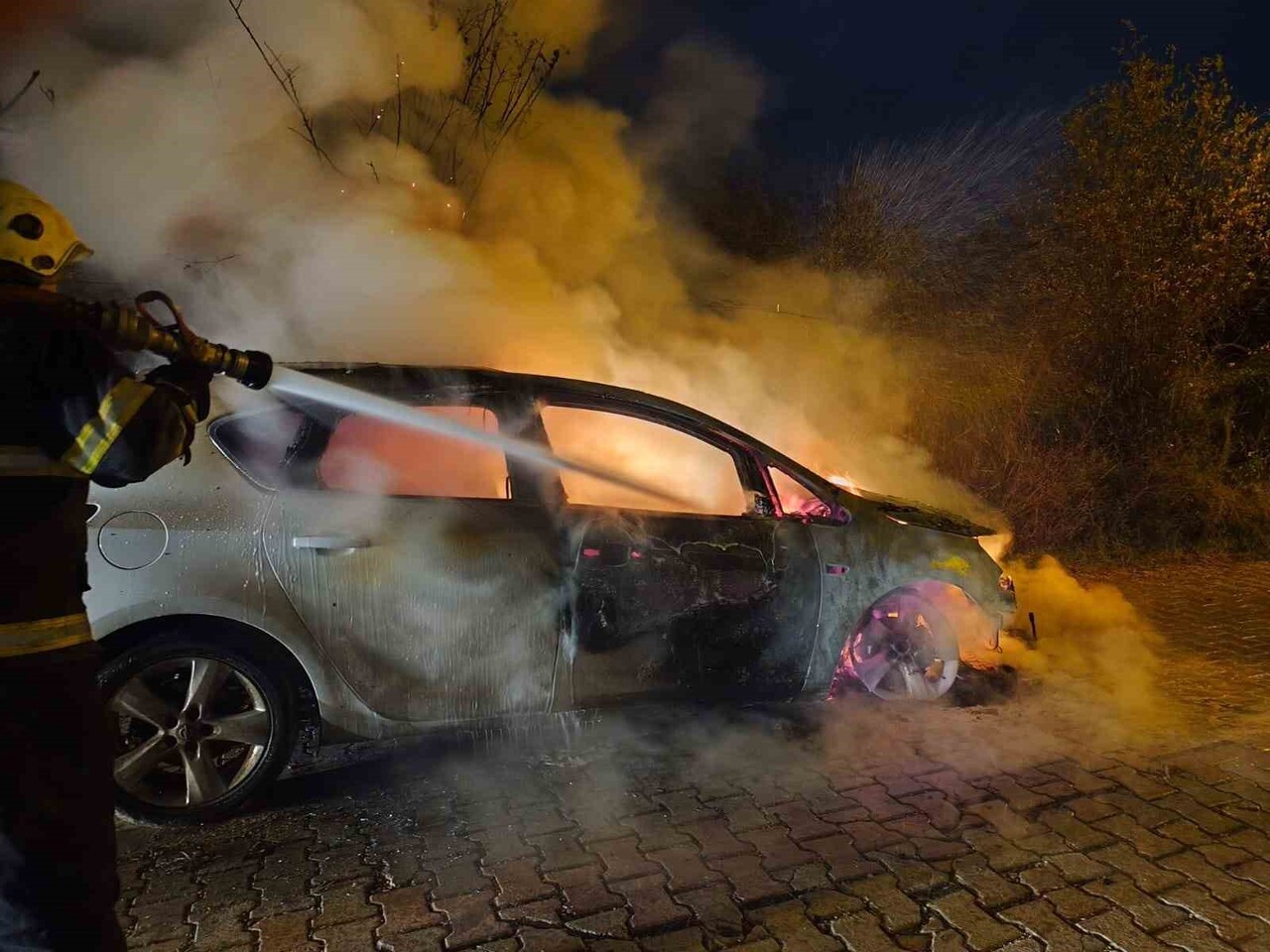 HATAY'DA SEYİR HALİNDEYKEN YANMAYA BAŞLAYAN OTOMOBİL KULLANILMAZ HALE GELDİ.