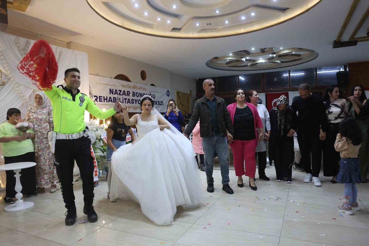 HATAY'DA YAŞAYAN DOWN SENDROMLU EZGİ HALMAN İÇİN TEMSİLİ DÜĞÜN YAPILDI
