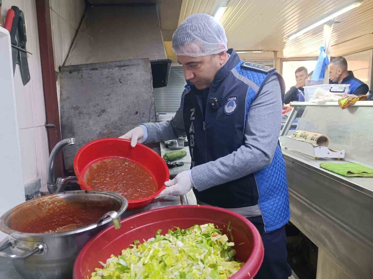 HATAY'IN DÖRTYOL İLÇESİNDE ZABITA EKİPLERİNİN İŞ YERİ DENETİMİ ESNASINDA BAHARAT DOLU KOVANIN...