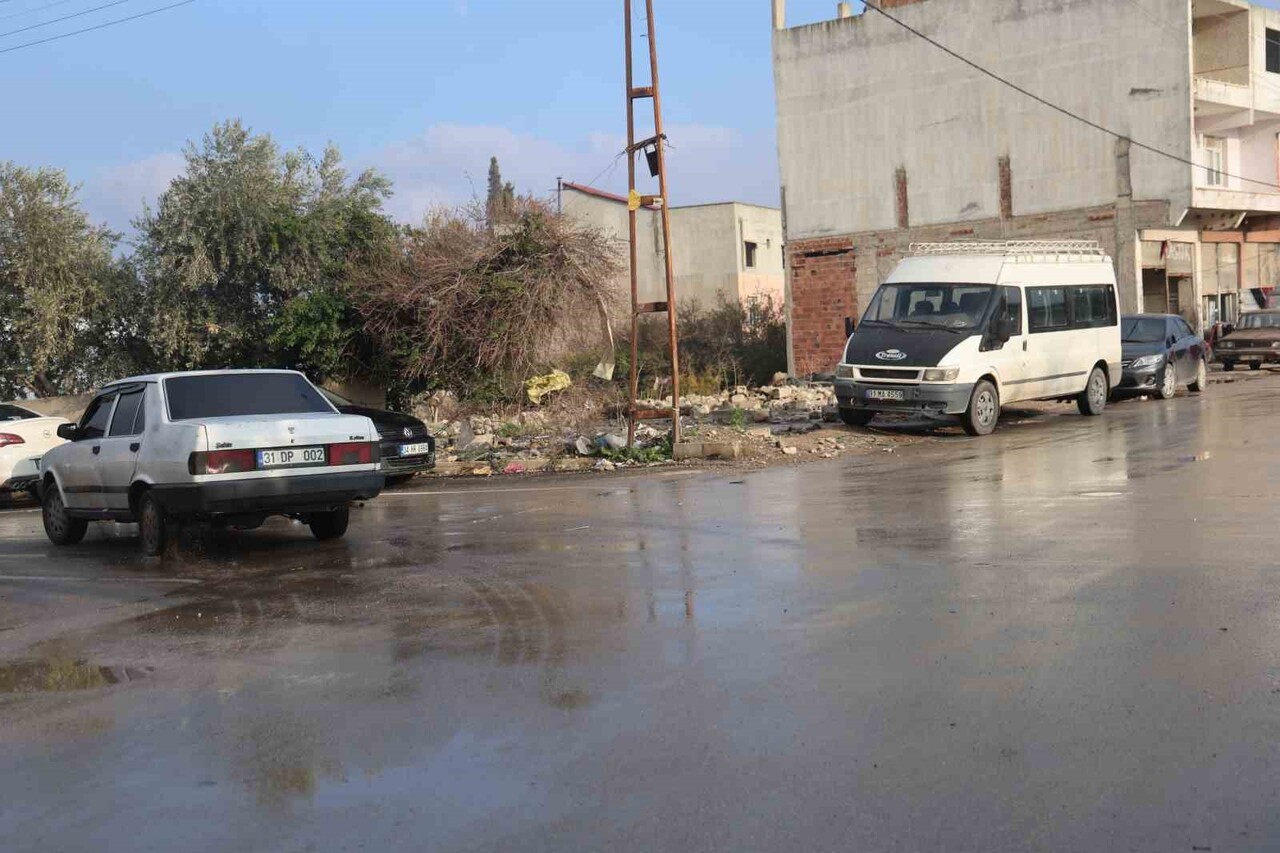 HATAY'IN KIRIKHAN İLÇESİNDE OTOMOBİLLE ÇARPIŞAN MOTOSİKLET SÜRÜCÜSÜNÜN BURNUNUN KANAMADIĞI KAZA...