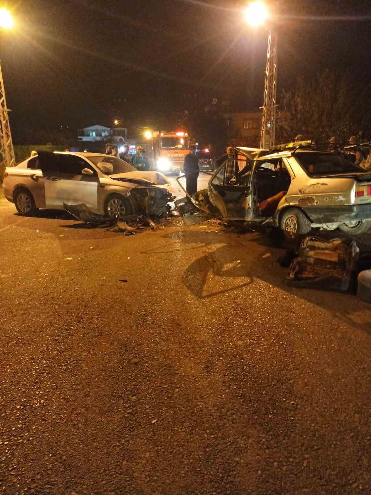 HATAY’DA 2 OTOMOBİLİN KAFA KAFAYA ÇARPIŞTIĞI KAZADA ARAÇ SÜRÜCÜLERİ YARALANDI.