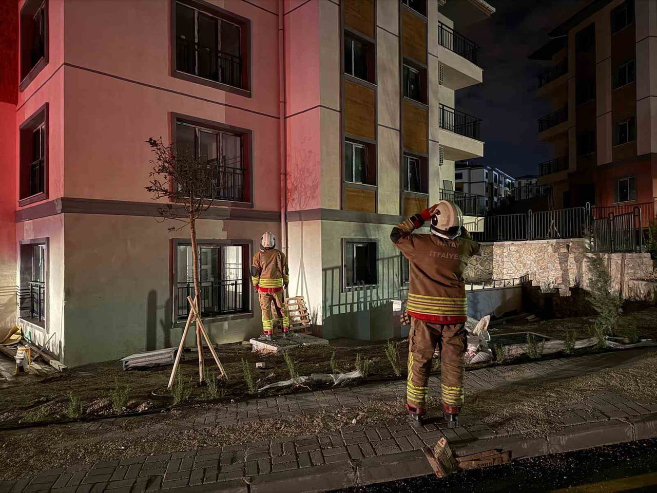 HATAY’DA AİLEVİ SORUNLARI NEDENİYLE 5 KATLI BİNANIN ÇATISINA ÇIKARAK İNTİHAR ETMEK İSTEYEN ŞAHIS...