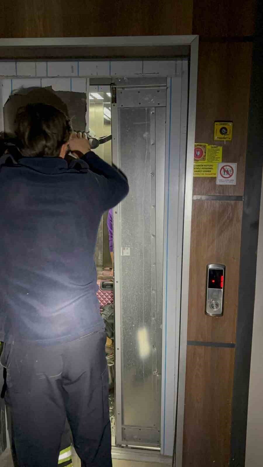 HATAY’DA ARIZA YAŞANAN ASANSÖRLERDE MAHSUR KALAN VATANDAŞLARI İTFAİYE EKİPLERİ KURTARDI.