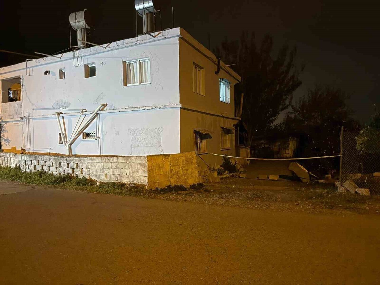 HATAY’DA  BALTAYLA ÖLDÜRDÜĞÜ 61 YAŞINDAKİ EŞİNİ EVİNİN BANYOSUNA KAZDIĞI ÇUKURA GÖMEN 77 YAŞINDAKİ...