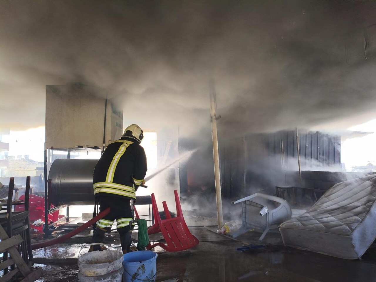 HATAY’DA ÇATI KATI ALEVLERE TESLİM OLAN MÜSTAKİL EVDE HASAR OLUŞTU.