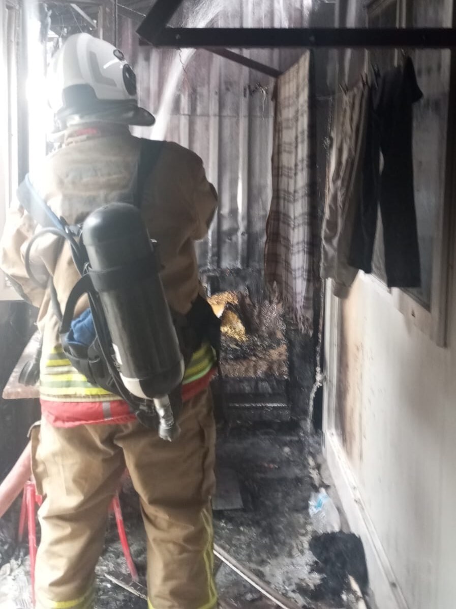 HATAY’DA DEPREMZEDELERİN YAŞADIĞI KONTEYNERDE ÇIKAN YANGIN, ÇEVREYE SIÇRAMADAN...