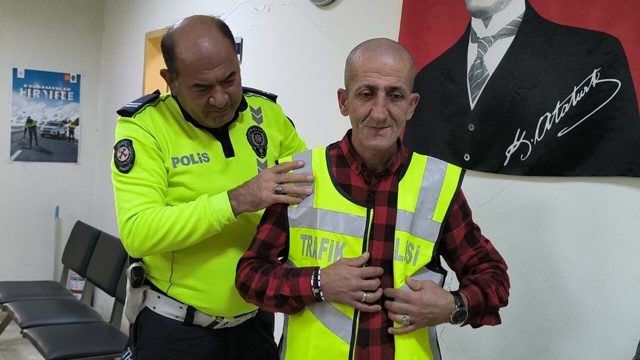 HATAY’DA ENGELLİ BİREY ÖMÜR IRMALI, POLİS YELEĞİ GİYEREK EKİPLERLE BİRLİKTE TRAFİK DENETİMİNE...