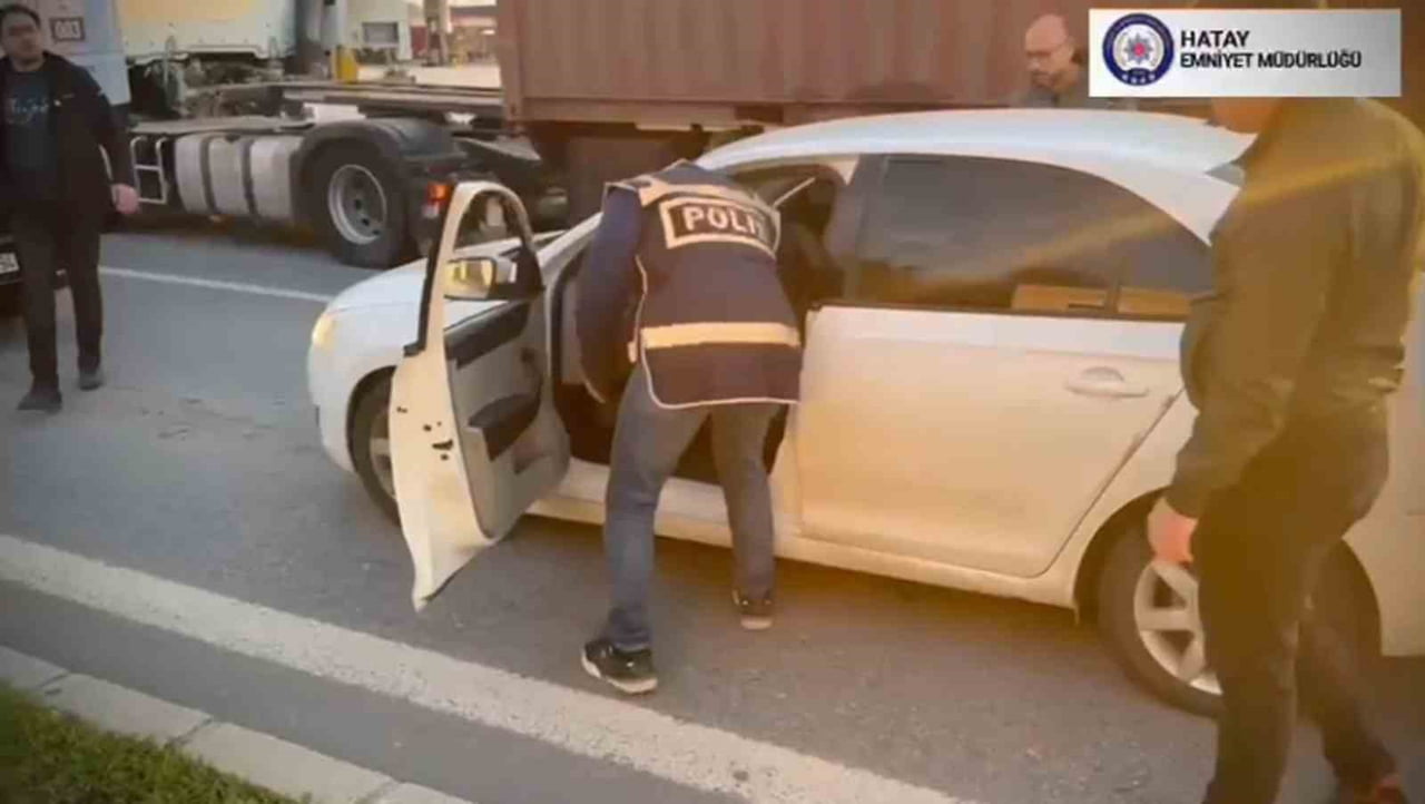 HATAY’DA FİLM GİBİ HIRSIZLIK, SAHTE PLAKALI ARAÇLA İL DIŞINA ÇIKARKEN YAKALANDI