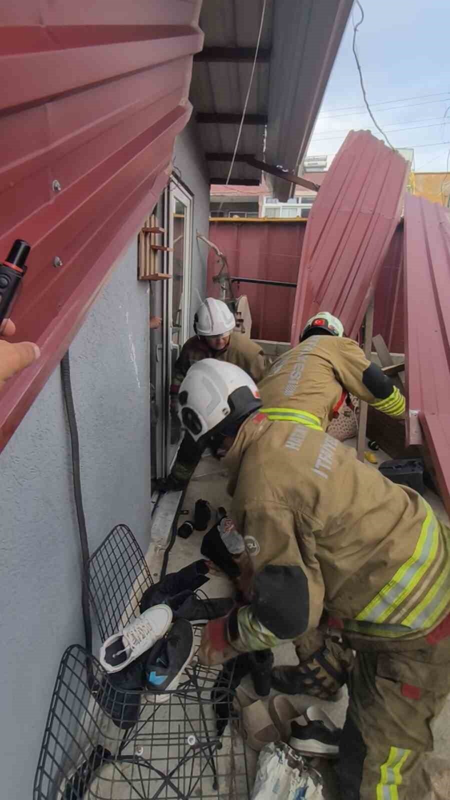 HATAY’DA KUVVETLİ FIRTINANIN ETKİSİYLE ÇATISI UÇAN VE KAPISINI KAPATAN EVDE MAHSUR KALAN 3 KİŞİ...