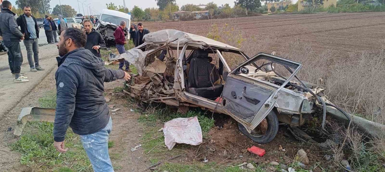 HATAY’DA MİNİBÜSLE ÇARPIŞARAK DEMİR YIĞINI HALİNE GELEN TOFAŞ MARKA OTOMOBİLDEKİ 2 KİŞİ...