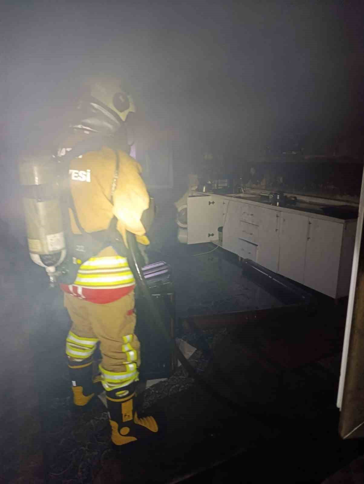 HATAY’DA MÜSTAKİL EVDE ÇIKAN YANGIN, ÇEVREYE SIÇRAMADAN SÖNDÜRÜLDÜ.