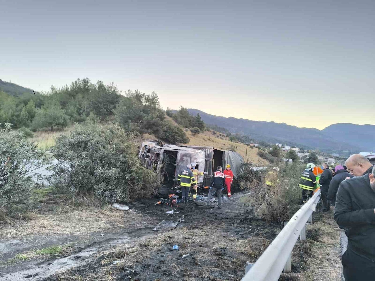 HATAY’DA OTOBANDA ŞARAMPOLE DEVRİLEN TIR ALEVLERE TESLİM OLARAK YANDI, 2 KİŞİ ÖLDÜ. KAZA YAPAN...