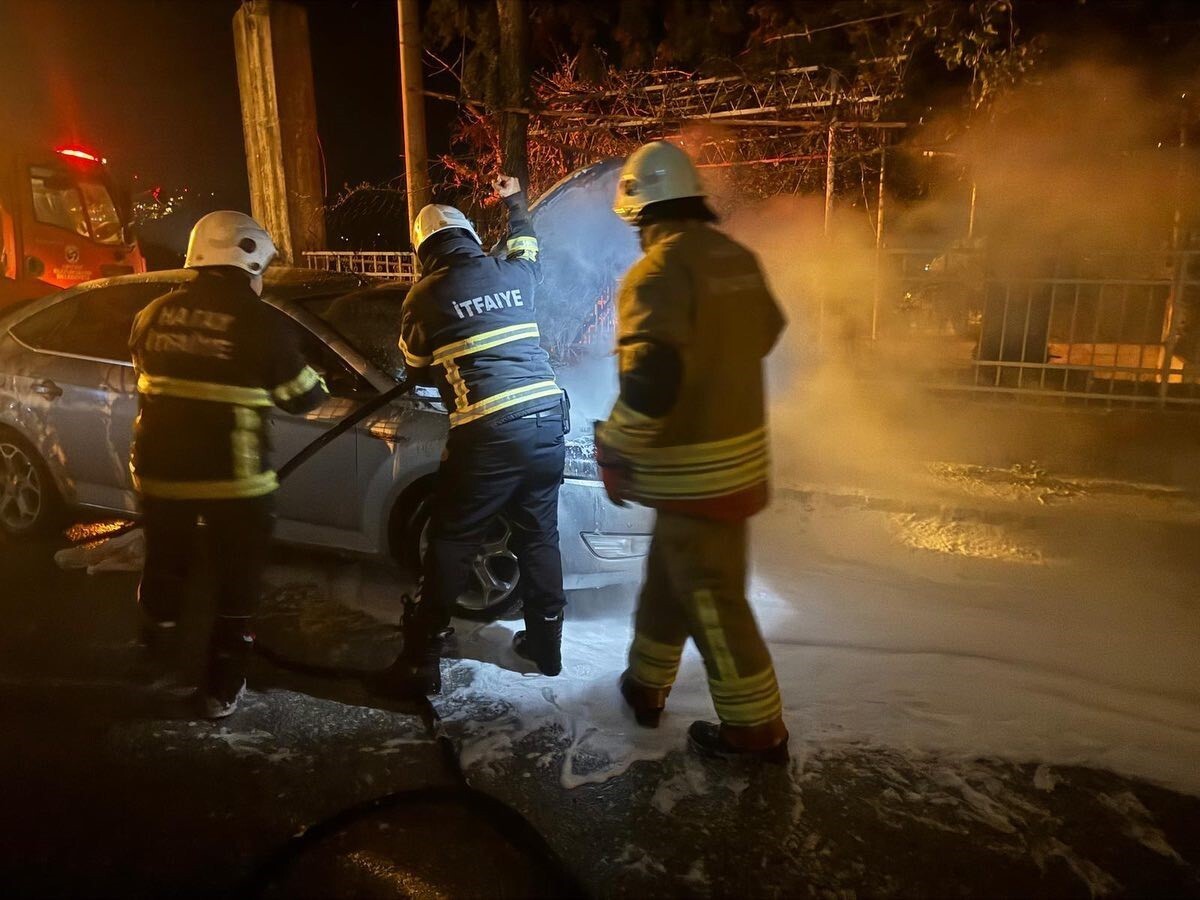 HATAY’DA PARK HALİNDEYKEN MOTOR KISMI YANAN OTOMOBİLDE HASAR OLUŞTU.