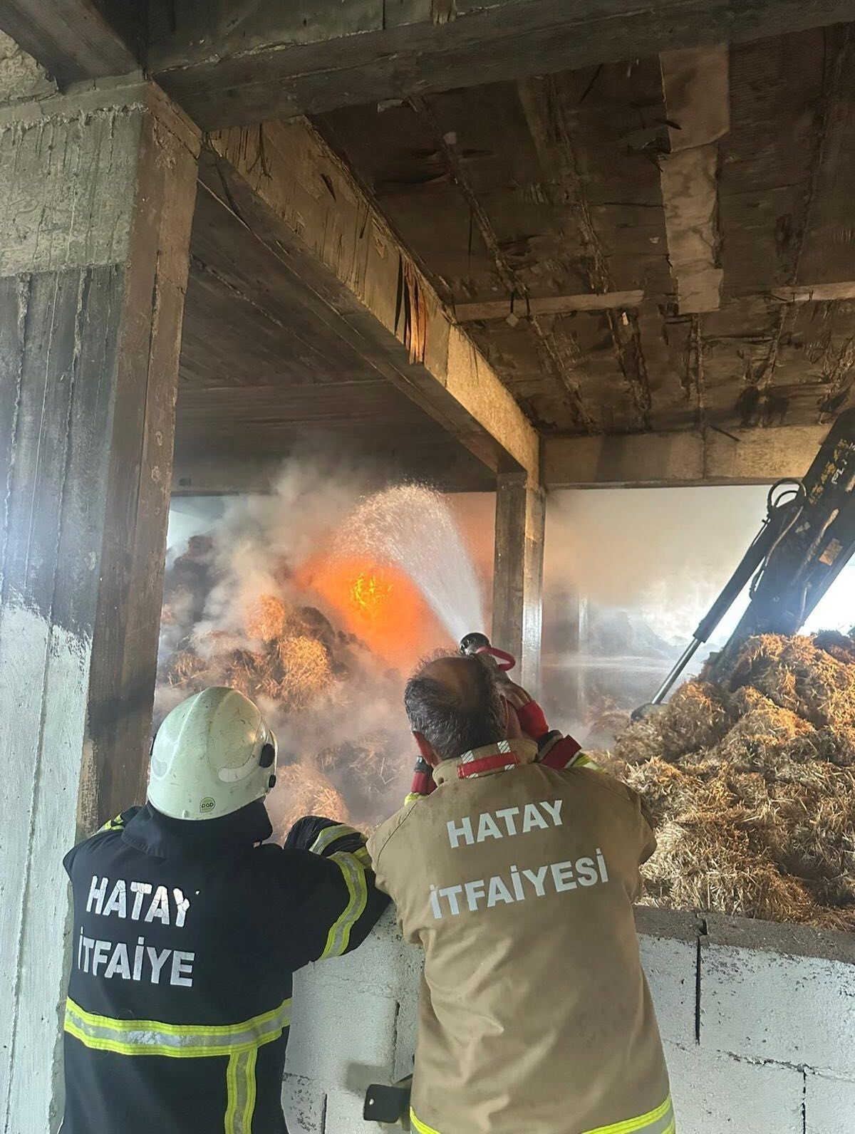 HATAY’DA SAMANLIKTA ÇIKAN YANGIN, EKİPLERİN YAKLAŞIK 10 SAAT SÜREN ÇALIŞMASIYLA KONTROL ALTINA...