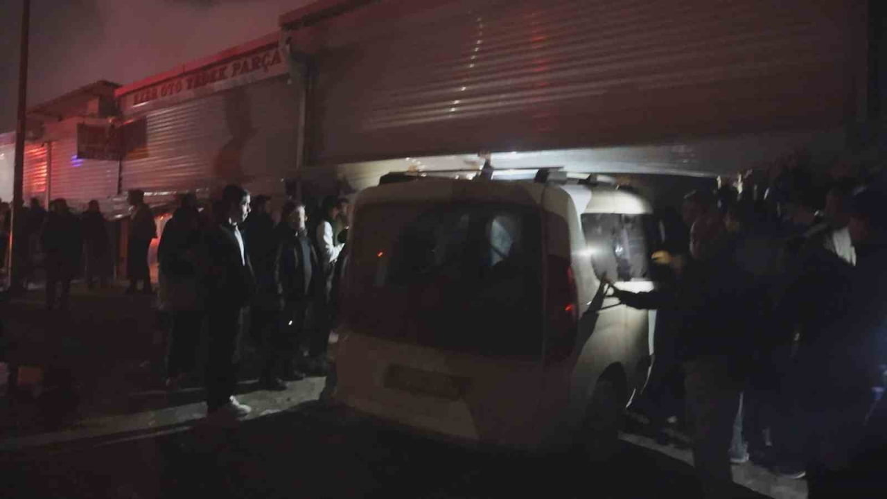 HATAY’DA SANAYİ SİTESİNDE ÇIKAN YANGINDA ALEVLERE TESLİM OLAN 9 İŞ YERİ VE 1 ARAÇ YANARKEN...