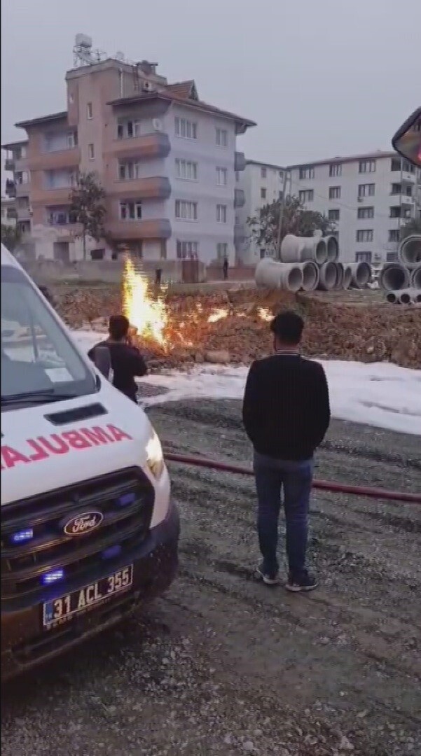 HATAY’DA ŞANTİYE SAHASINDA YÜRÜTÜLEN ÇALIŞMALARDA ZARAR VERİLEN DOĞALGAZ BORUSUNDA YAŞANAN SIZINTI...