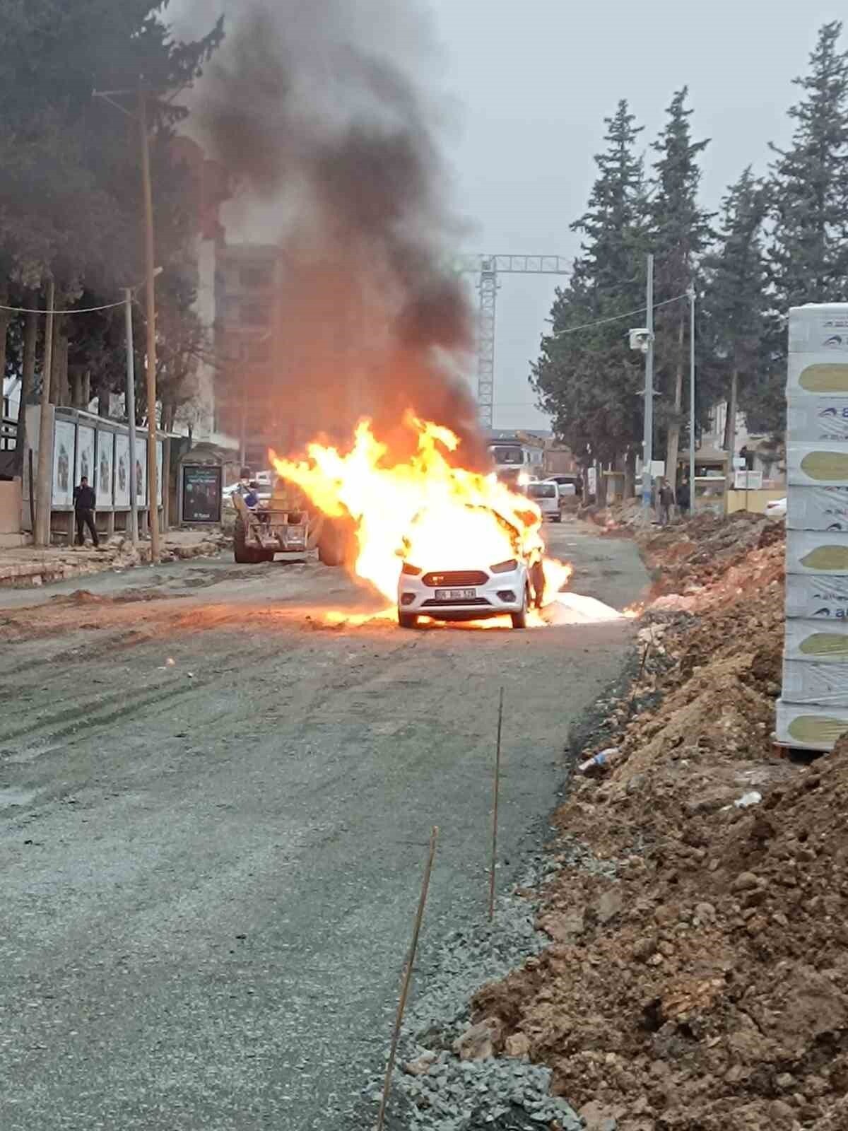 HATAY’DA ŞANTİYE SAHASINDA YÜRÜTÜLEN ÇALIŞMALARDA ZARAR VERİLEN DOĞALGAZ BORUSUNDA YAŞANAN SIZINTI...