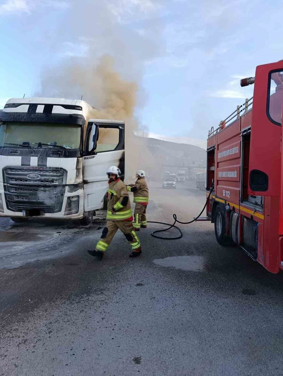 HATAY’DA SEYİR HALİNDEKİ TIRDA ÇIKAN YANGIN, İTFAİYE EKİPLERİ TARAFINDAN BÜYÜMEDEN...