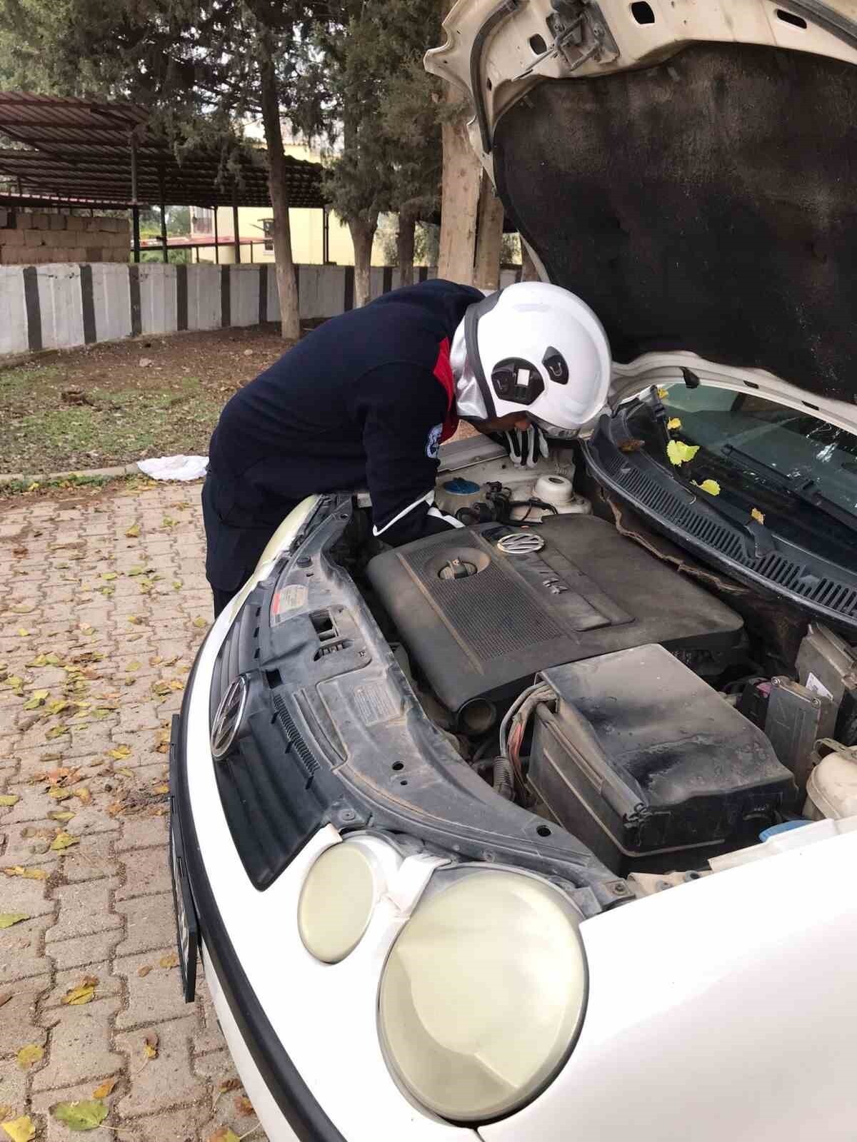 HATAY’DA SOĞUK HAVADA ÜŞÜYEREK PARK HALİNDEKİ OTOMOBİLİN MOTOR KISMINA GİREN KEDİYİ İTFAİYE EKİBİ...