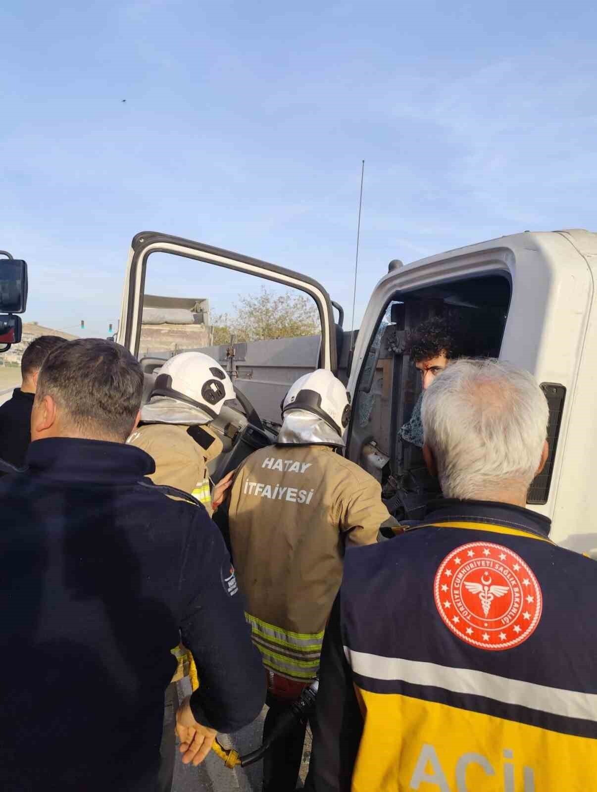 HATAY’DA TIRLA ÇARPIŞAN KAMYONUN SÜRÜCÜSÜ YARALANDI.