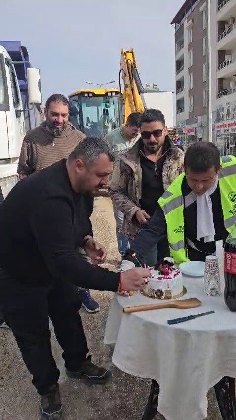 HATAY’DA YAŞADIKLARI MAHALLENİN YOLU ASFALTLANAN VATANDAŞLAR, DEPREMİN ARDINDAN KENTİN YENİDEN...
