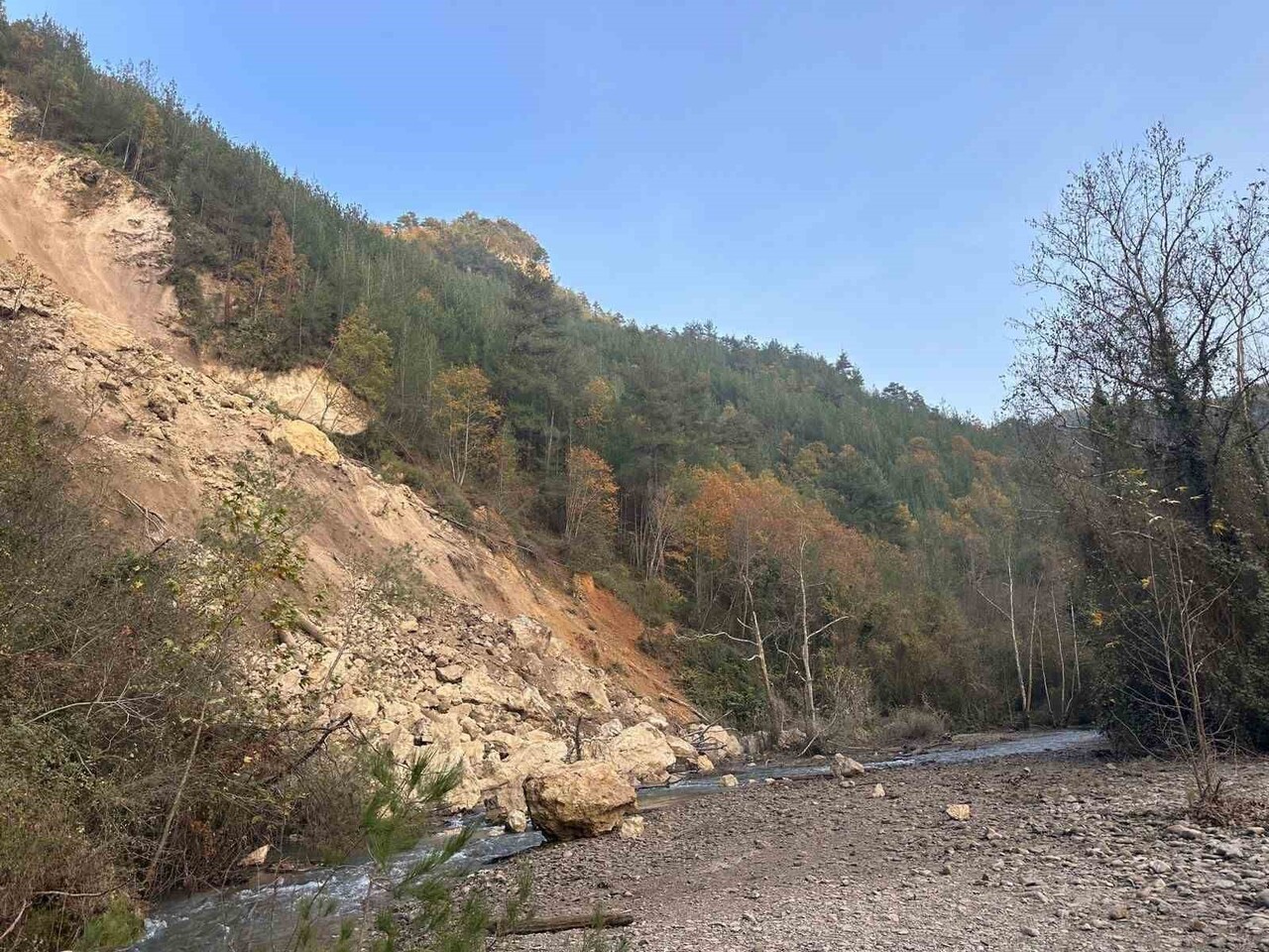 HATAY’DA YAYLADA YAŞANAN HEYELANDA TONLARCA TOPRAK KAYDI, AFAD VE İTFAİYE EKİPLERİ BÖLGEYE GELEREK...