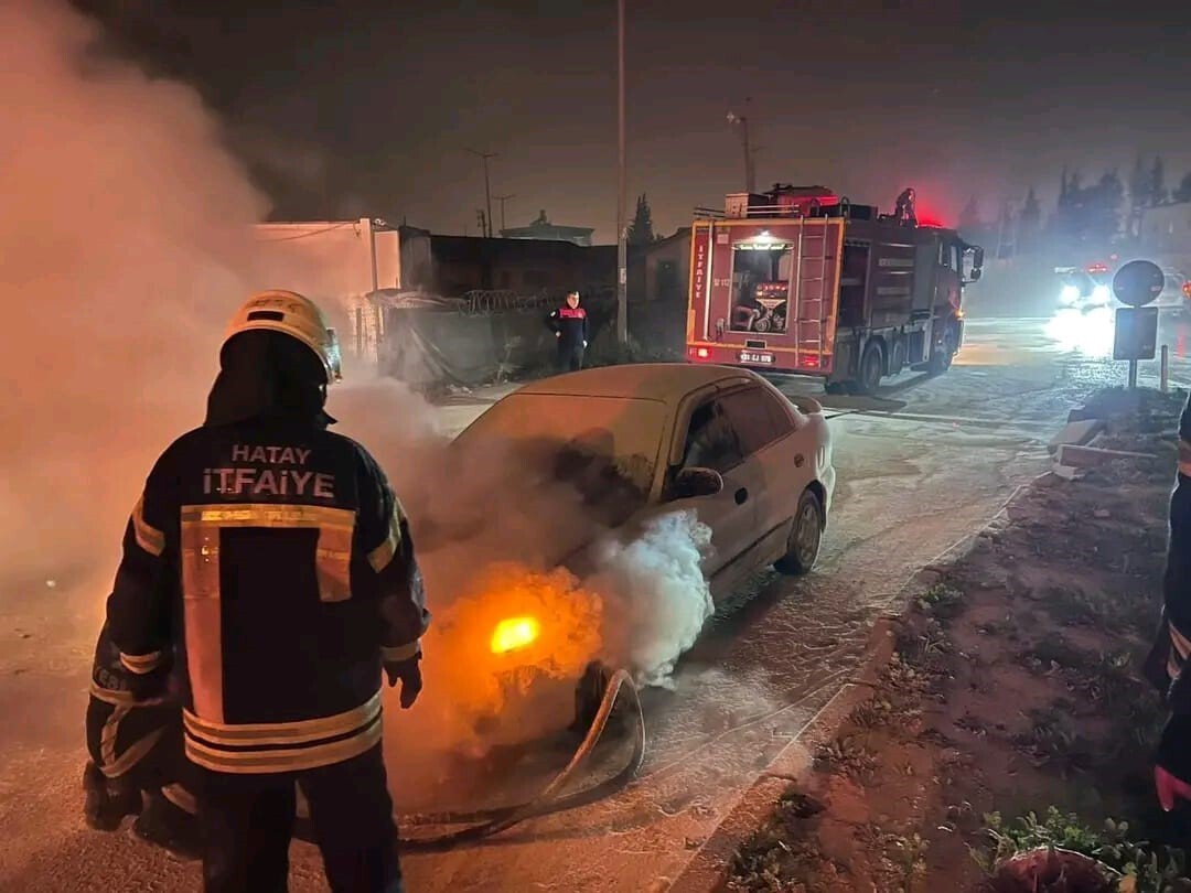 HATAY’IN ANTAKYA İLÇESİNDE ARAÇTA ÇIKAN YANGIN, BÜYÜMEDEN İTFAİYE EKİPLERİ TARAFINDAN...