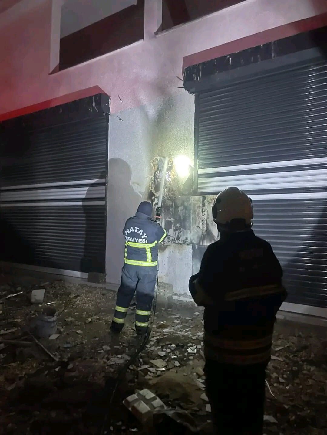 HATAY’IN ANTAKYA İLÇESİNDE ELEKTRİK PANOSUNDAN ÇIKAN YANGIN İTFAİYE EKİPLERİ TARAFINDAN MÜDAHALE...