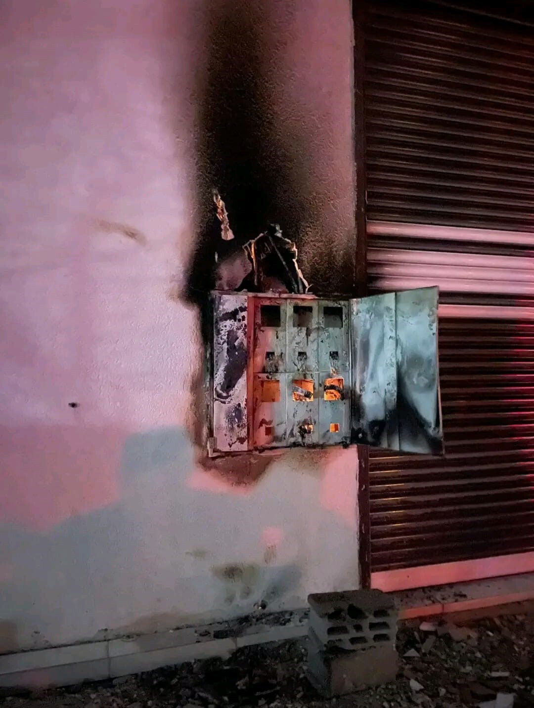 HATAY’IN ANTAKYA İLÇESİNDE ELEKTRİK PANOSUNDAN ÇIKAN YANGIN İTFAİYE EKİPLERİ TARAFINDAN MÜDAHALE...