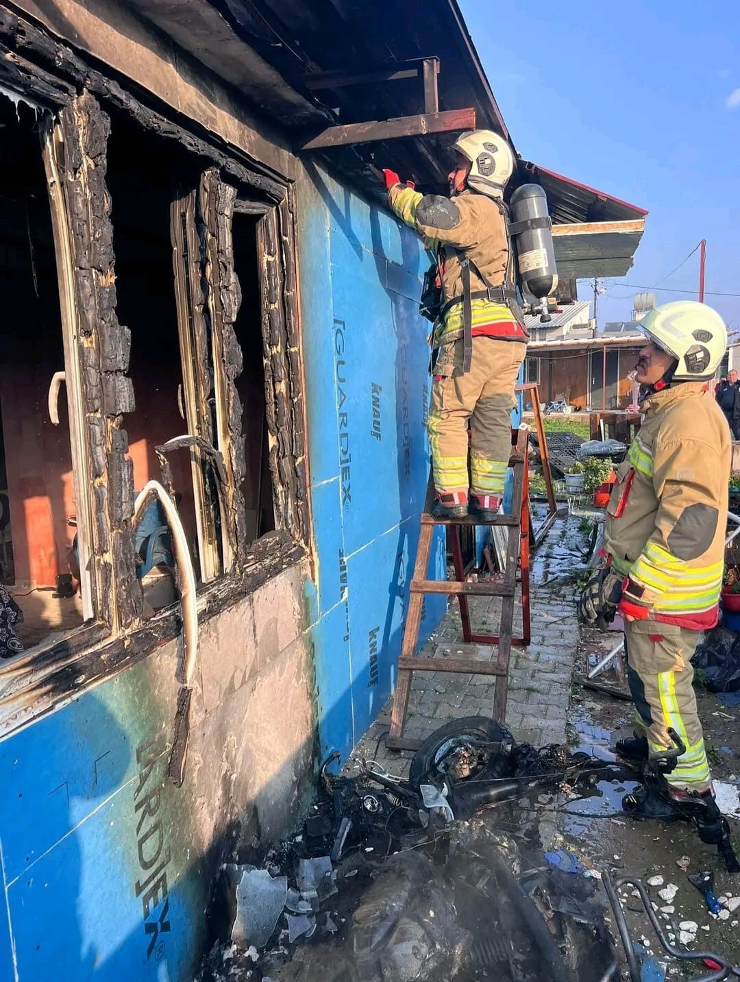 HATAY’IN ANTAKYA İLÇESİNDE EVDE ÇIKAN YANGIN, DİĞER EVLERE SIÇRAMADAN İTFAİYE EKİPLERİ TARAFINDAN...